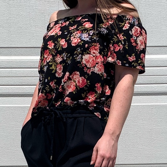 3 for $20 ⭐️ Black Floral off-the-shoulder top - Picture 6 of 6